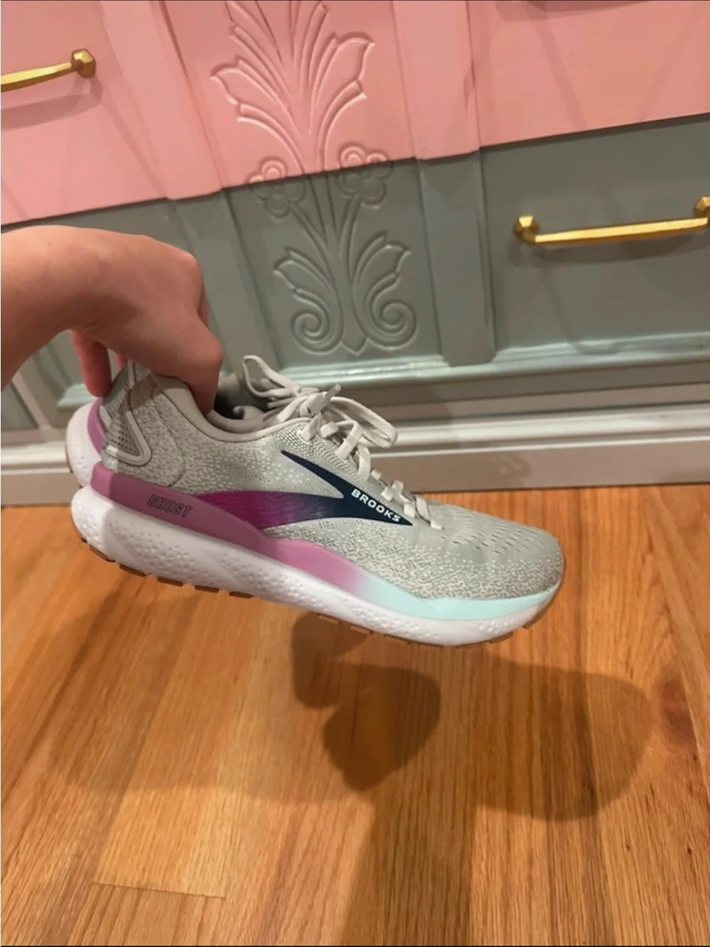 Brooks light gray